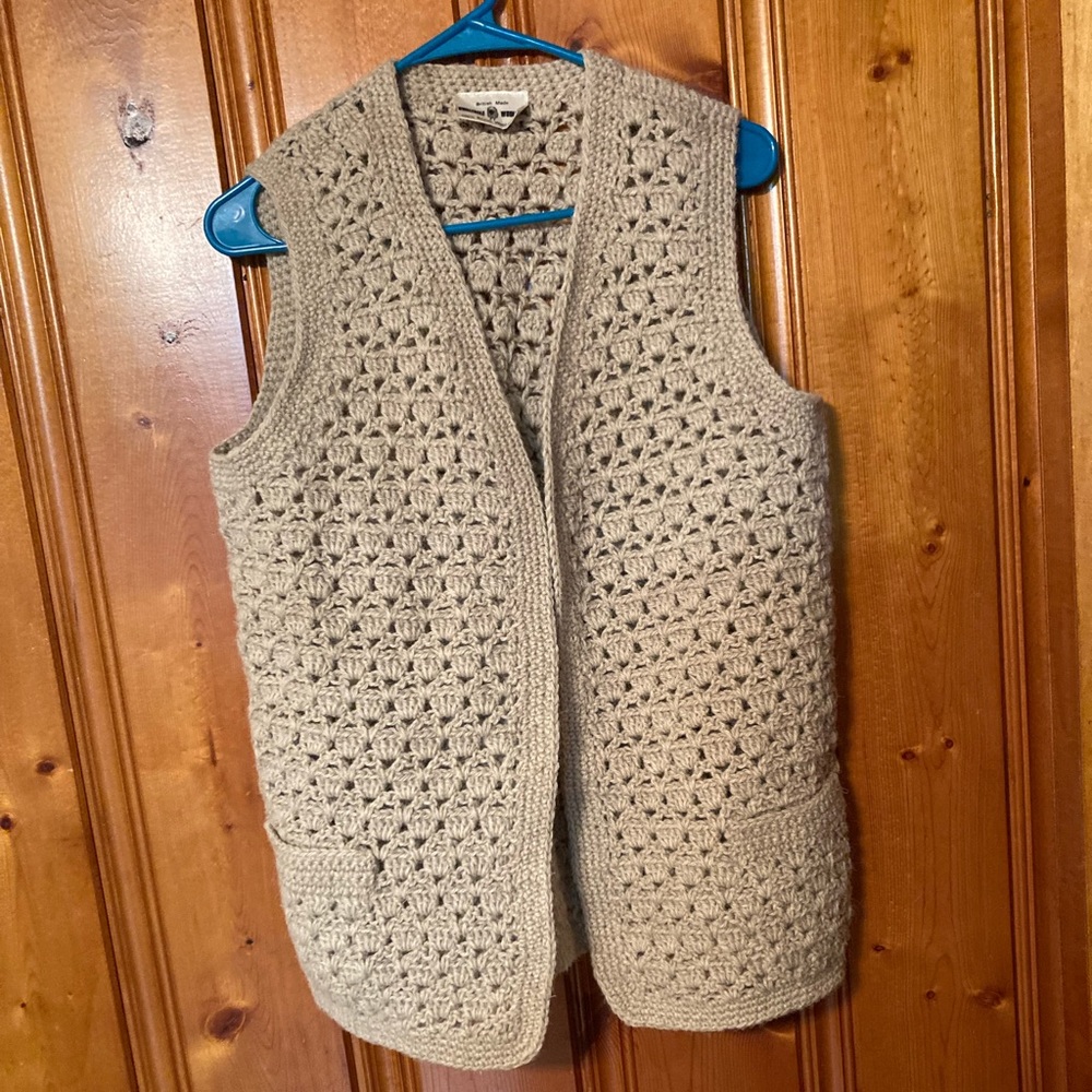 Size medium Womens 100% wool sweater Swaledale woollens with front pockets